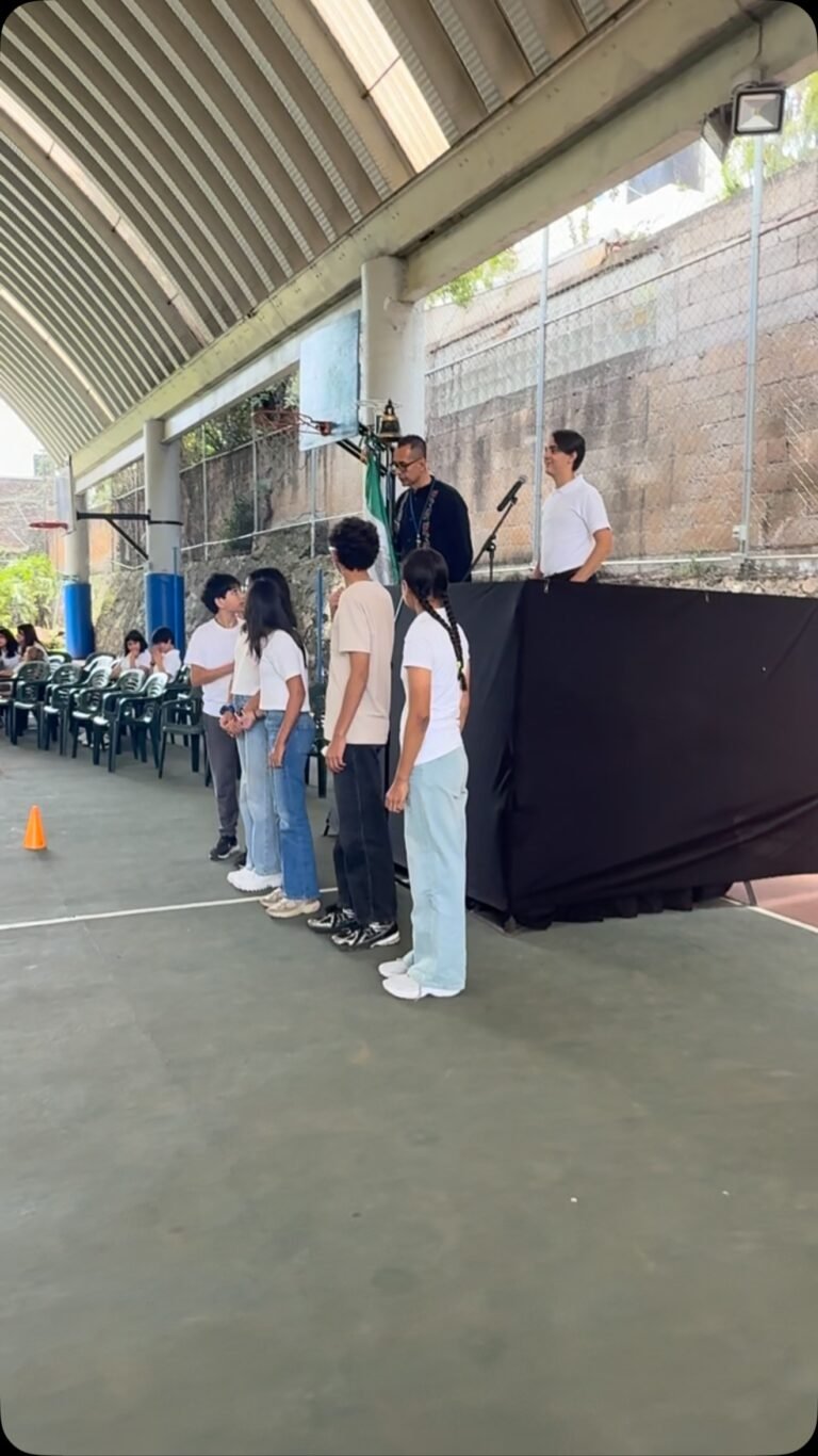 Instagram post from escuelamolierelfm. This post is in position 1.